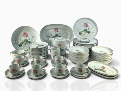 une photo montrant un ensemble de plats et de tasses en porcelaine