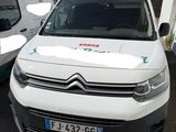 une camionnette blanche garée à côté d'une remorque sur un parking