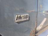 un gros plan d'une plaque métallique fixée sur le flanc d'un camion