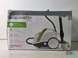 la boîte d'un aspirateur est ouverte sur la table