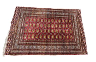PAKISTAN Tapis rectangulaire en laine à décor de quatre rang…