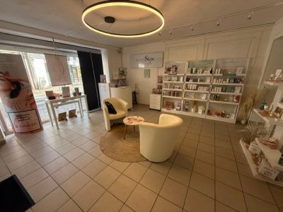 une pièce dont les étagères regorgent de livres