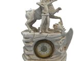 une statue représentant un homme et un chien sur un bateau