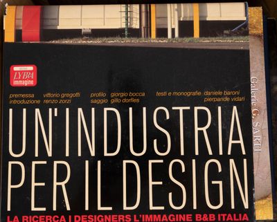 un livre posé sur une étagère dans une librairie
