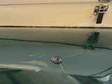 un gros plan du capot d'une voiture sur lequel est posé un miroir