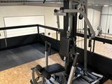une salle de sport vide avec un appareil de musculation au milieu de la pièce