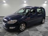 la photo d'un monospace bleu garé dans un garage