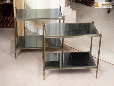 deux tables surmontées d'étagères en verre dans un salon