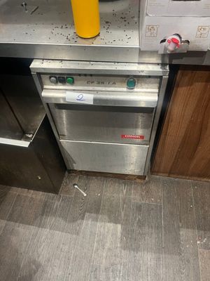 une photo d'une cuisine équipée d'une cuisinière en inox et d'un lave-vaisselle