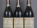 trois bouteilles de vin rouge sont alignées sur une table
