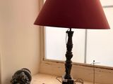 une lampe posée sur le rebord d'une fenêtre