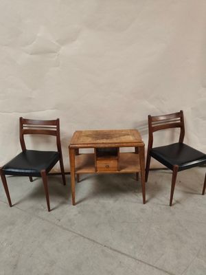 three chairs and a table in the corner of a room