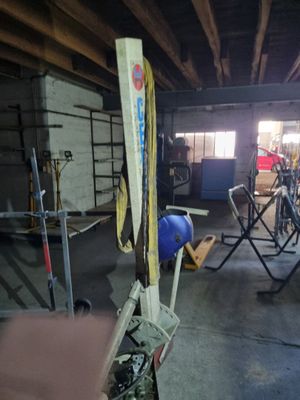 une photo d'un garage où s'entassent de nombreux skis et du matériel