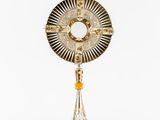 un calice en argent et en or surmonté d'une croix