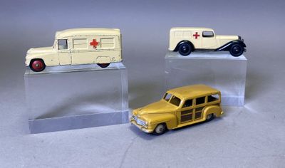 deux petites voitures miniatures exposées sur une étagère transparente