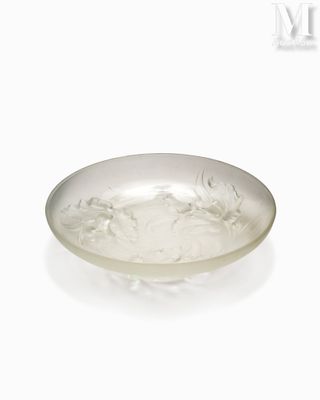 une image représentant une plaque de verre ornée d'un motif floral