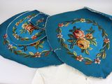 deux morceaux de tissu à motifs floraux posés sur une table