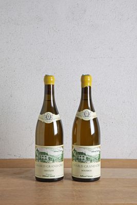 deux bouteilles de vin posées sur une table en bois