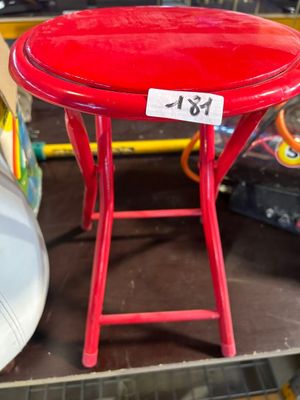 une petite table rouge sur laquelle est posée une étiquette de prix