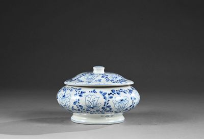 VIETNAM, XXe siècle Pot couvert en porcelaine bleu blanc à d…