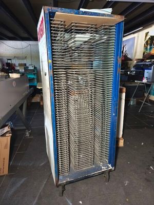 image d'une armoire métallique dans un entrepôt