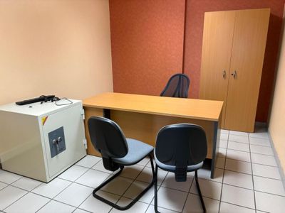 deux chaises et un bureau dans une petite pièce