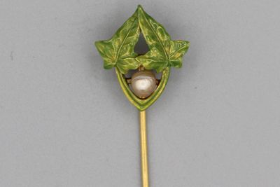 un gros plan d'une broche ornée d'une perle