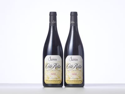 deux bouteilles de vin posées sur une table