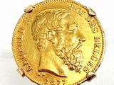 gros plan d'une pièce d'or sur laquelle figure le visage d'un homme