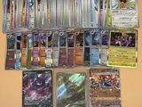 beaucoup de cartes sur la table avec beaucoup d'entre eux