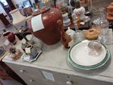 beaucoup de poteries posées sur une table dans une pièce