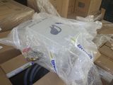 de nombreux cartons et colis posés par terre dans la pièce