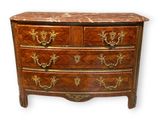 une petite commode avec un plateau en marbre