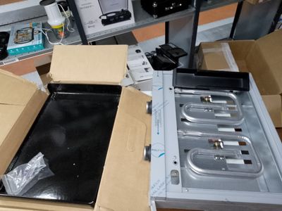une boîte posée sur une table