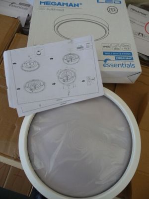 une cuvette de WC blanche posée sur une table, à côté d'un paquet de papier toilette