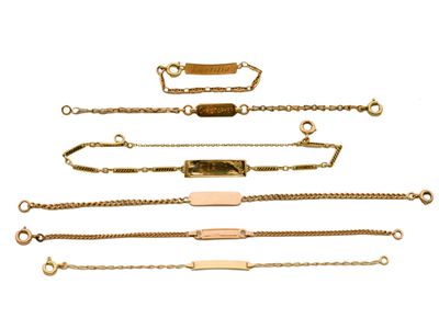 un gros plan sur un ensemble de bracelets en or sur fond blanc