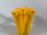 une fleur jaune posée dans un vase en verre