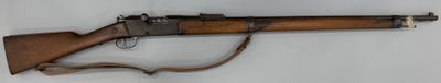 un fusil accroché au mur d'une pièce aux murs blancs