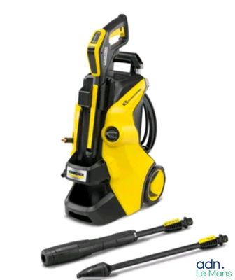 un compresseur jaune et noir et des outils sur fond blanc