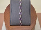 bracelet en améthore et diamants, présenté sur un socle en bois