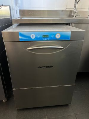 un lave-vaisselle dans une cuisine, dont la porte est dotée d'un bouton bleu