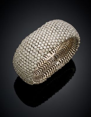 un bracelet manchette en or blanc et diamants