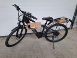 un vélo garé devant une porte de garage