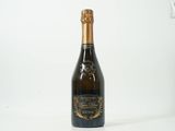 gros plan d'une bouteille de champagne sur une surface blanche
