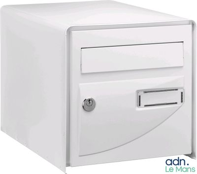 La petite boîte aux lettres blanche est ouverte et prête à être utilisée.