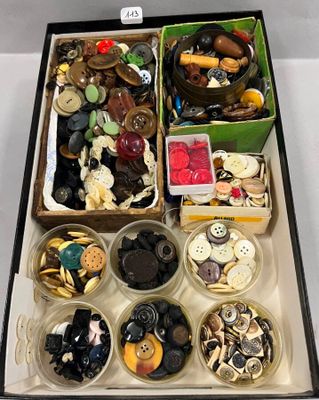 une boîte remplie de boutons de toutes sortes