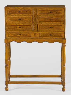 une armoire en bois avec des tiroirs et une étagère au-dessus