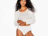 une photo d'une femme vêtue d'un body blanc en train de poser pour une photo
