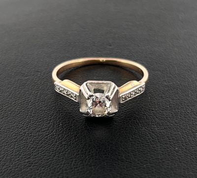 Bague en or jaune et or gris 750 millièmes ornée d'un diaman…