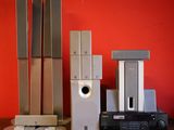 de nombreux appareils électroniques posés sur une table, avec un mur rouge en arrière-plan
